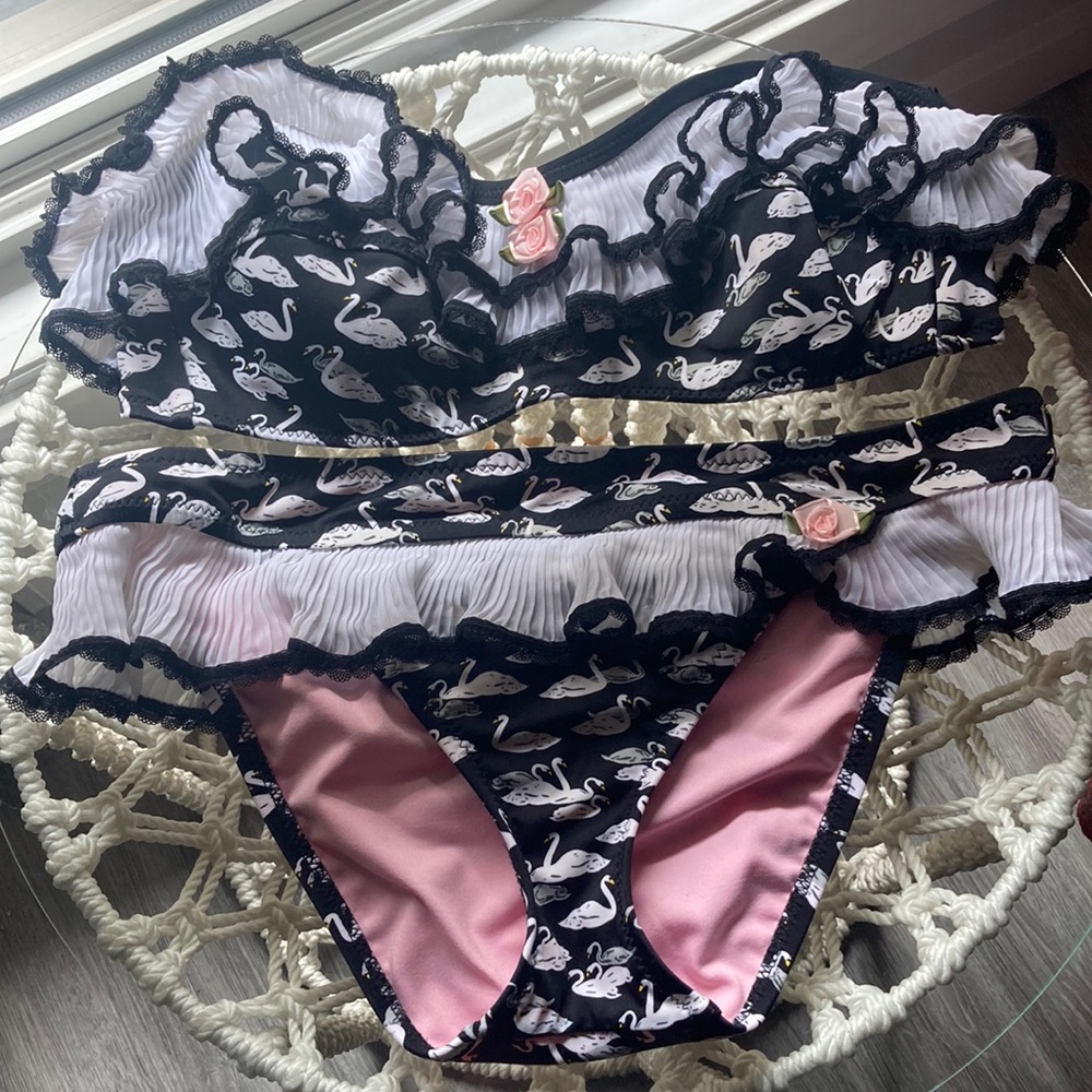Betsey Johnson Swan Lake Bikini with Removable Strap, Size Large